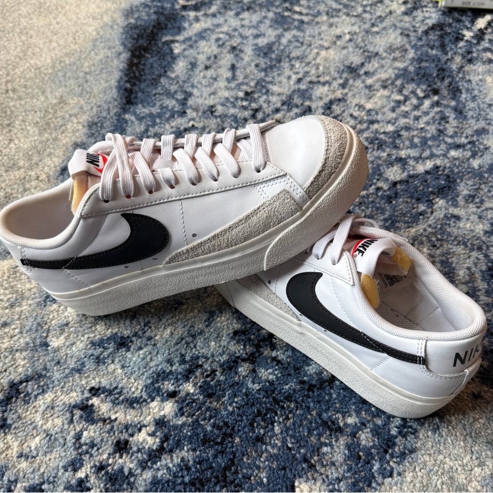 Nike Blazer Low Platform - white/black - size 6.5
